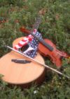 Westerngitarre, Violine und USA-Flagge